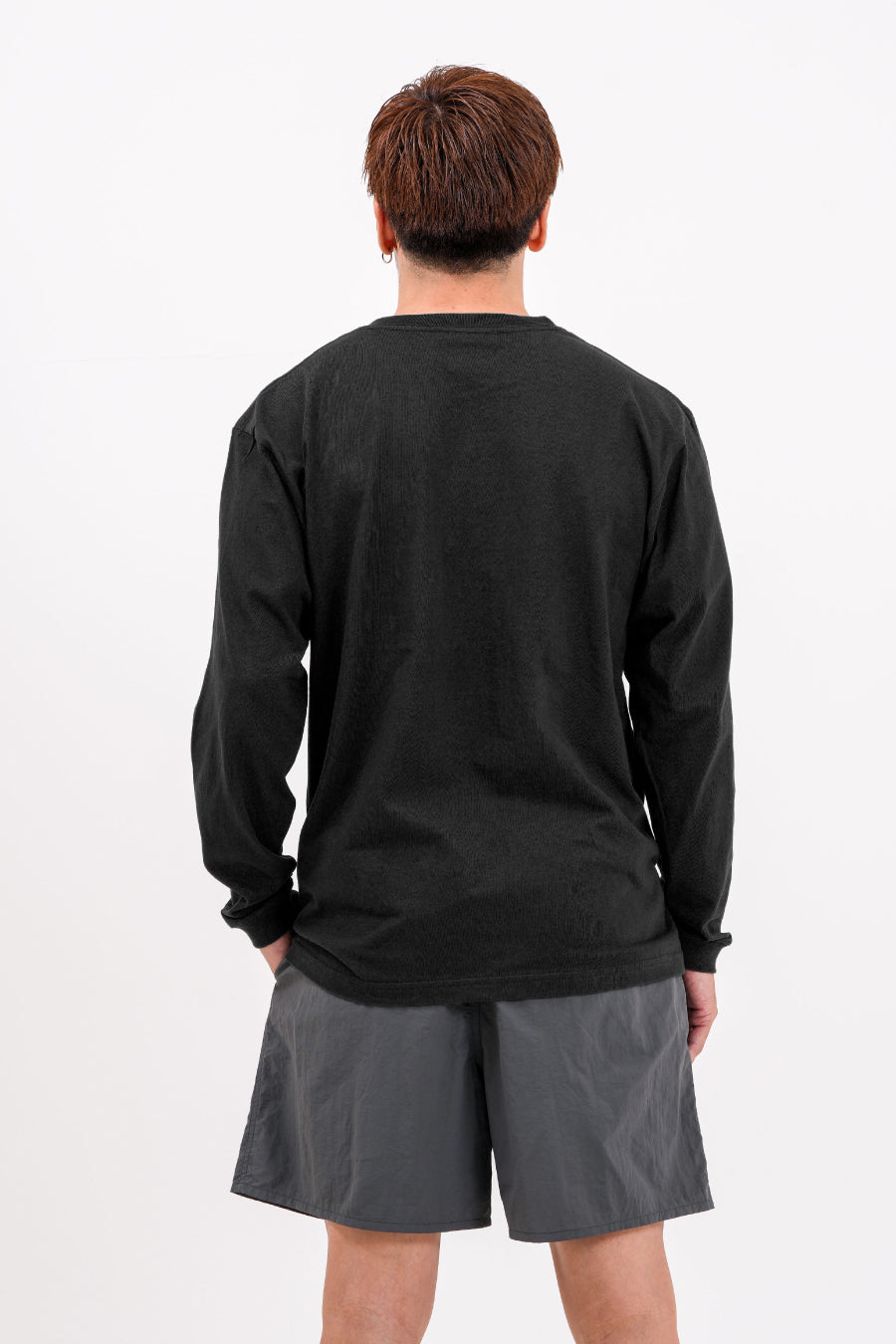 エッセンシャル エンブロ ロングTシャツ (ダークブラック)