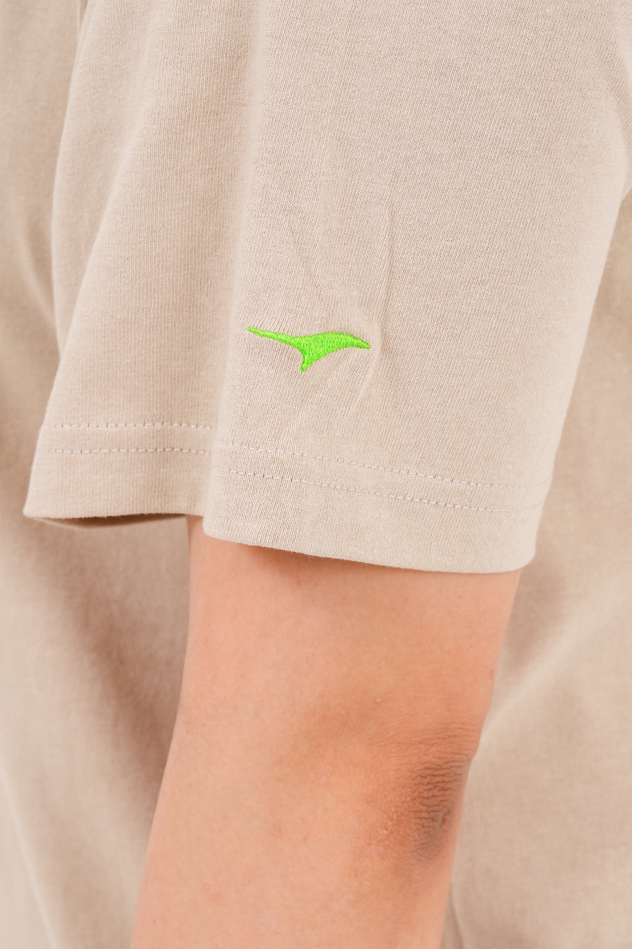 エッセンシャル エンブロ Tシャツ (サンド)