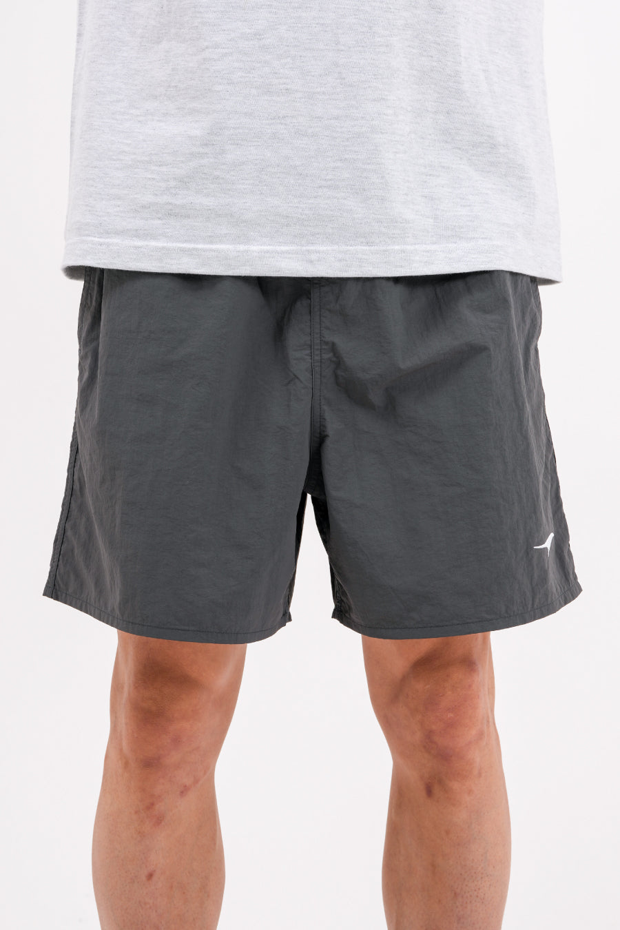 エッセンシャル ナイロン ショーツ (グレー)