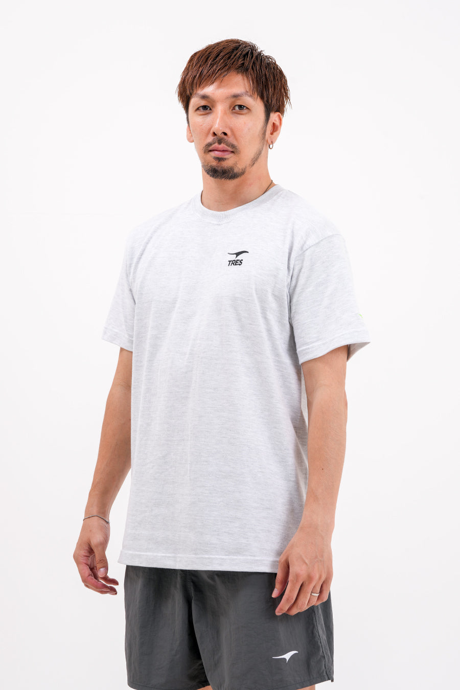 エッセンシャル エンブロ Tシャツ (クールグレー)