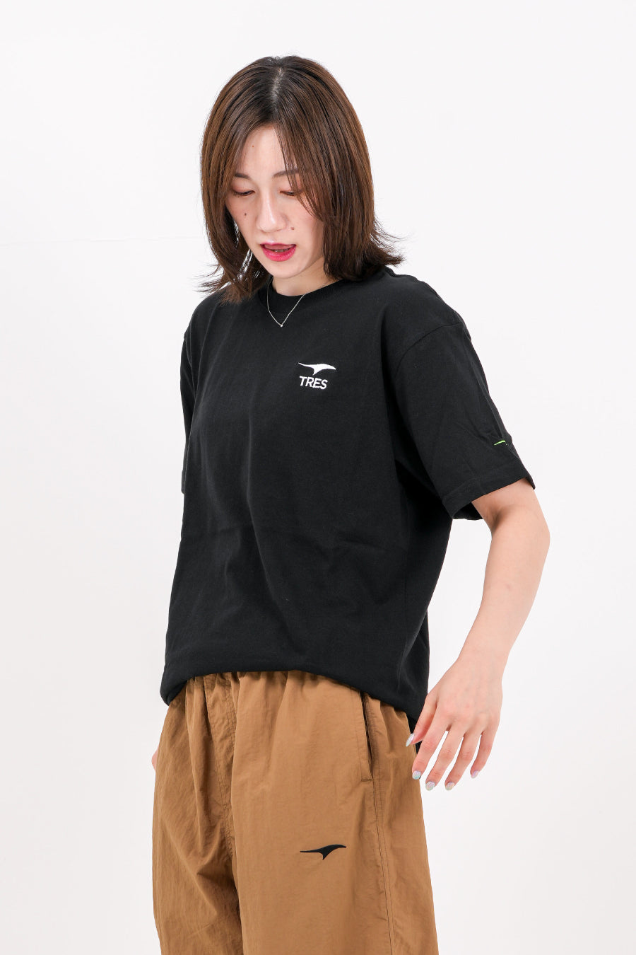 エッセンシャル エンブロ Tシャツ (ダークブラック)