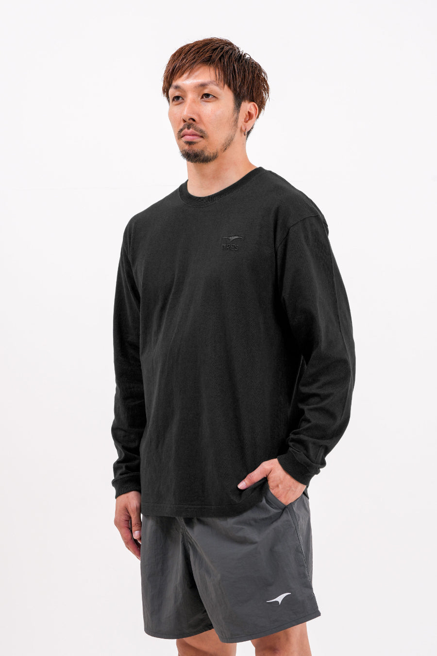 エッセンシャル エンブロ ロングTシャツ (ダークブラック)