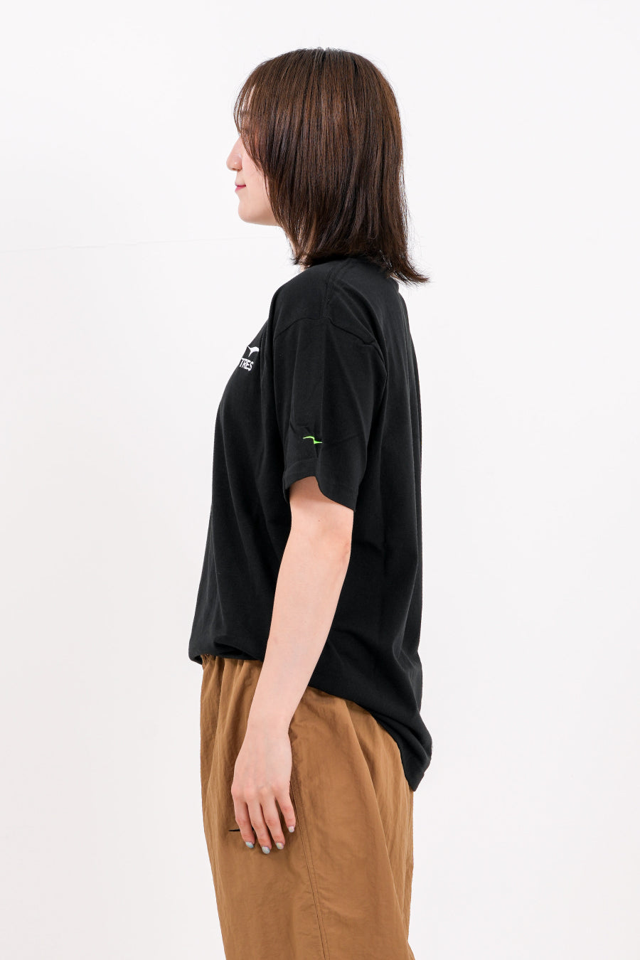 エッセンシャル エンブロ Tシャツ (ダークブラック)