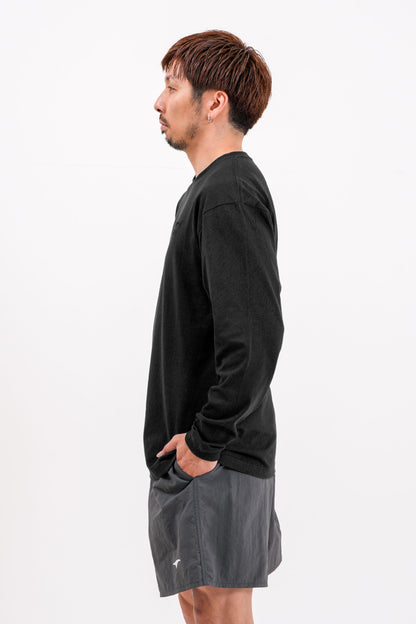 エッセンシャル エンブロ ロングTシャツ (ダークブラック)