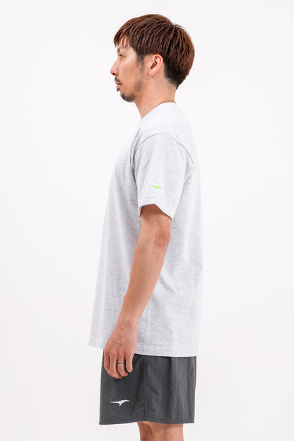 エッセンシャル エンブロ Tシャツ (クールグレー)