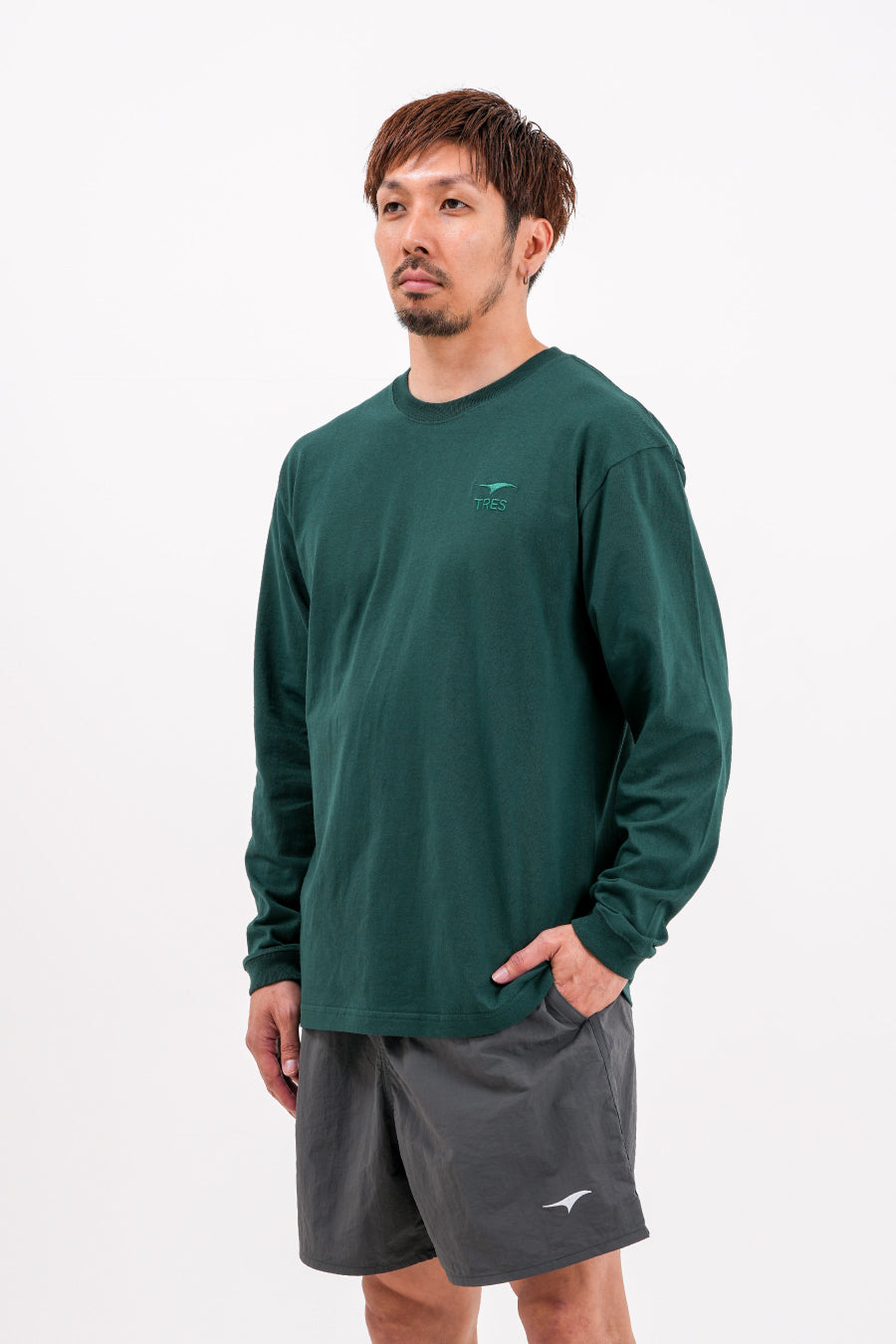 エッセンシャル エンブロ ロングTシャツ (ダークグリーン)