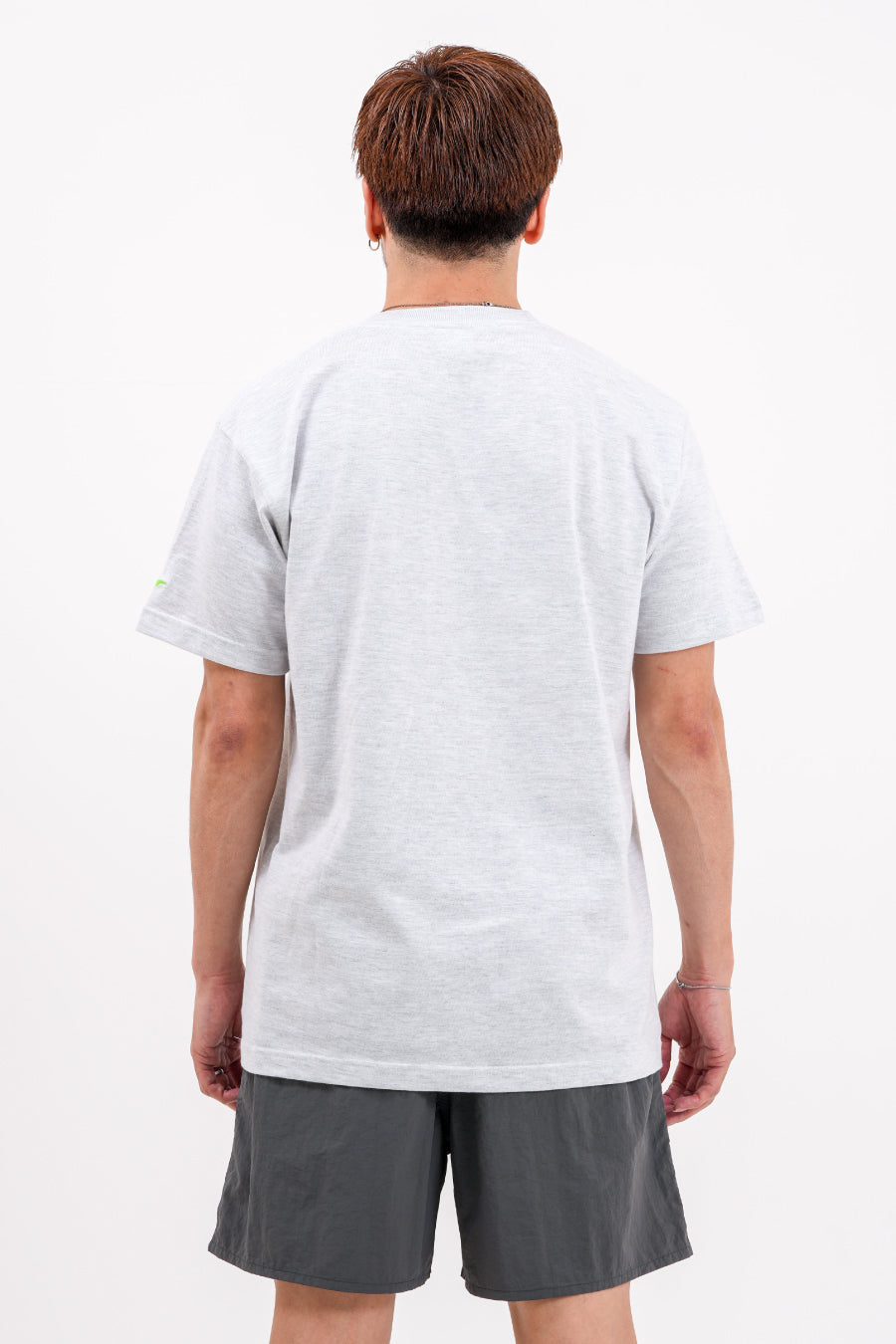 エッセンシャル エンブロ Tシャツ (クールグレー)