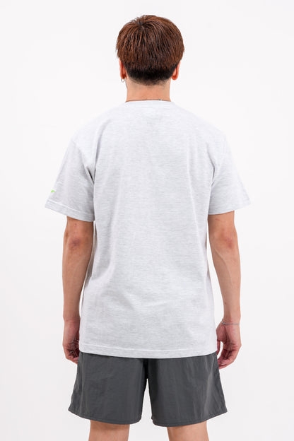 エッセンシャル エンブロ Tシャツ (クールグレー)
