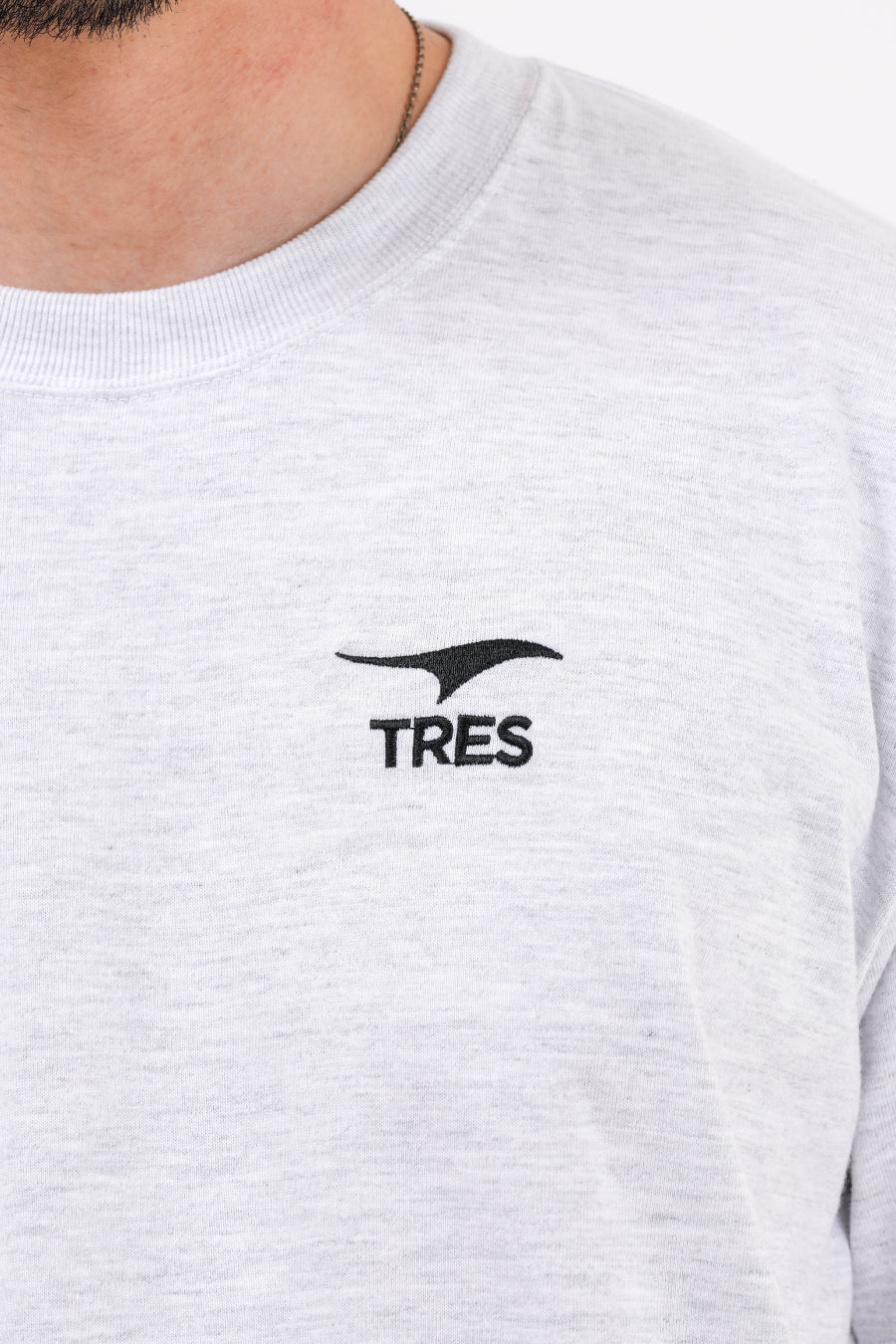 エッセンシャル エンブロ Tシャツ (クールグレー)