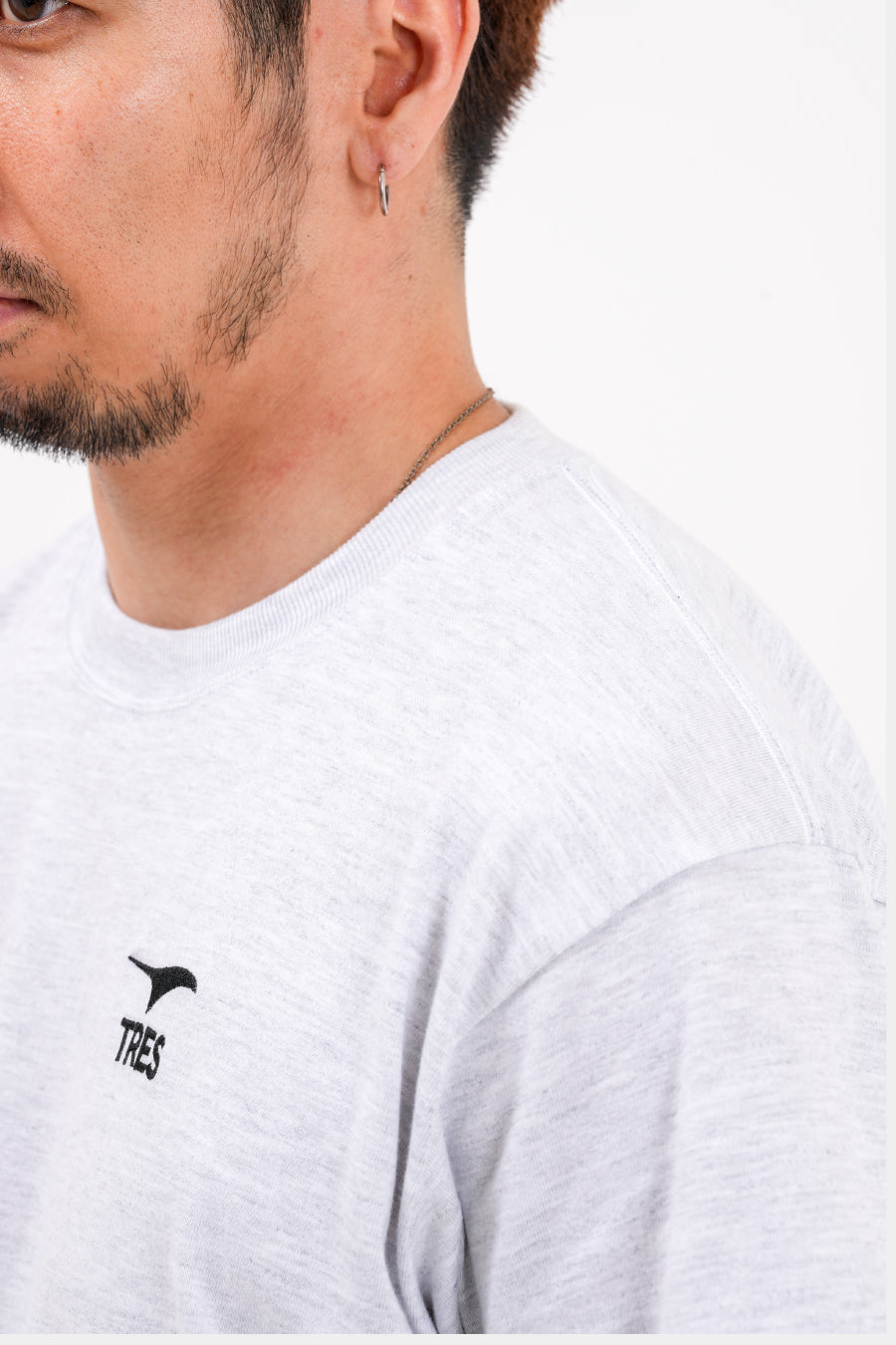 エッセンシャル エンブロ Tシャツ (クールグレー)