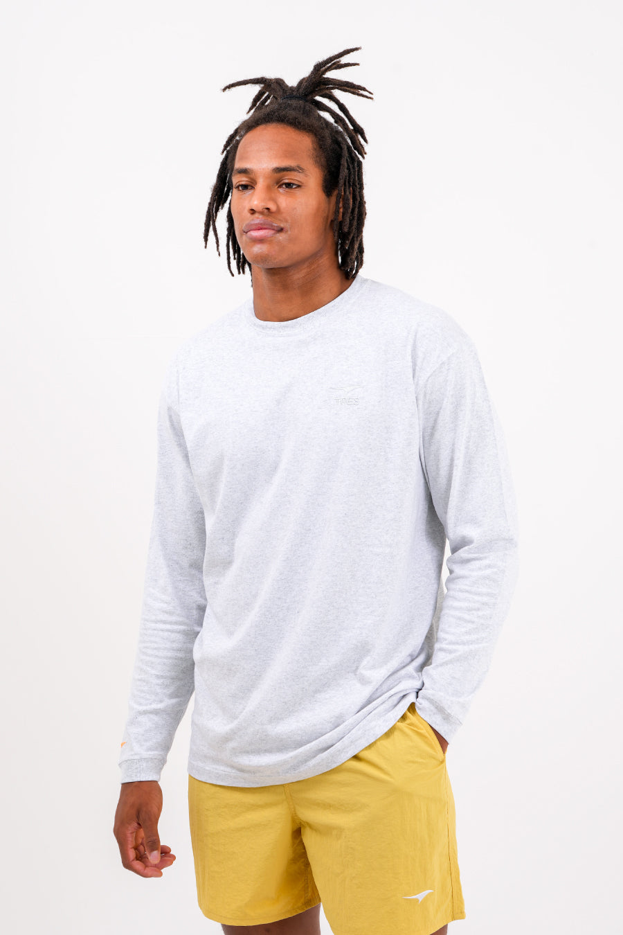 エッセンシャル エンブロ ロングTシャツ (クールグレー)