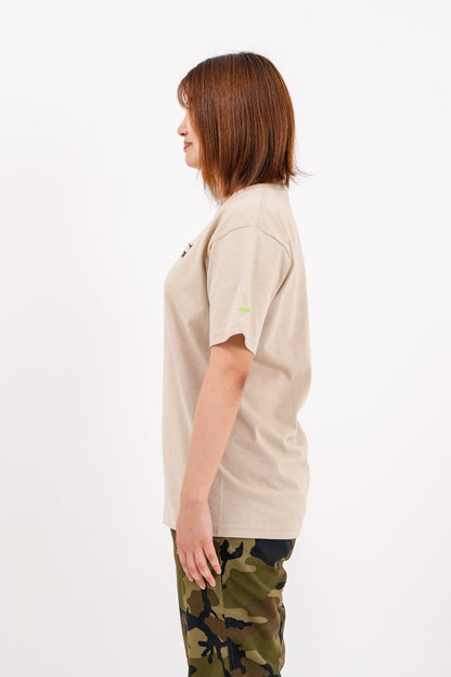 エッセンシャル エンブロ Tシャツ (サンド)